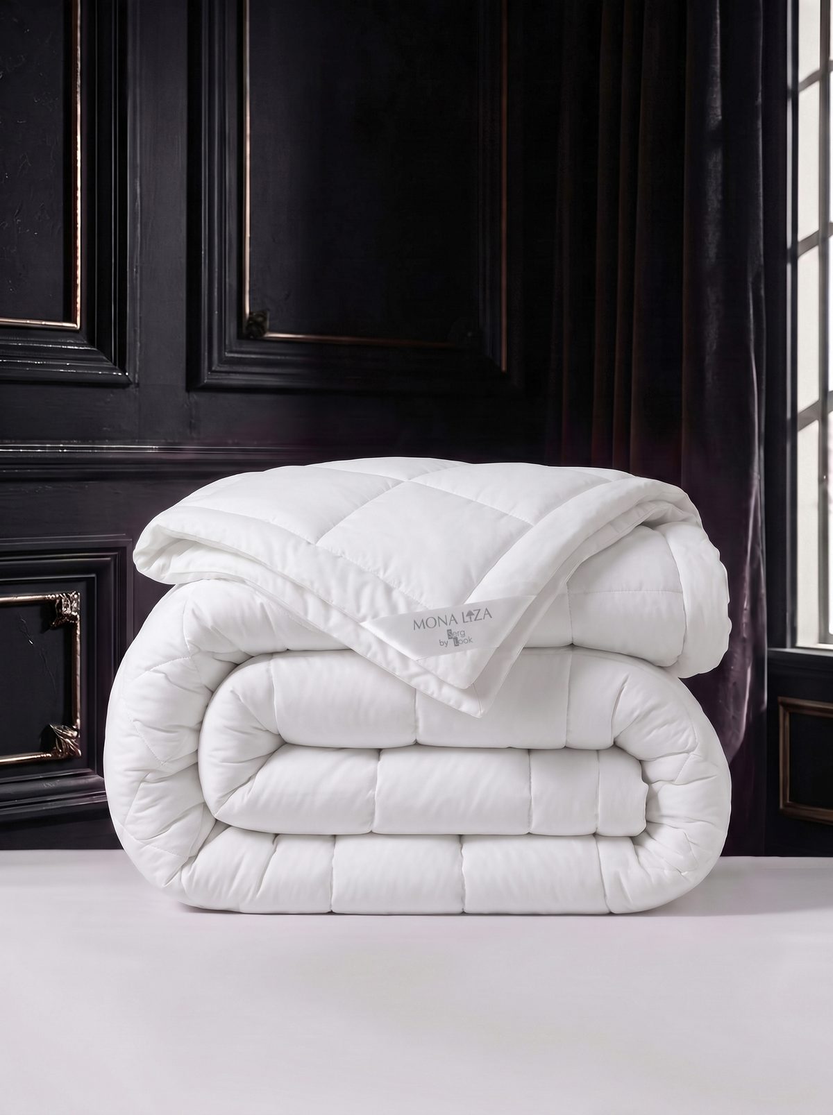 Сложенное одеяло ELIT COTTON на тёмном фоне